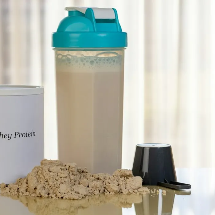 Pote de whey protein com coqueteleira